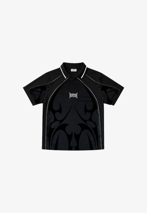 Sort kortermet polo med hvit piping, abstrakte stammemønstre foran, og "VERVERE"-logo i hvitt midt på brystet.