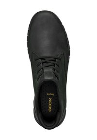 Sneaker en cuir noir avec un bout rond, un laçage, un col rembourré et une semelle intérieure respirante avec la marque "GEOX Respira".