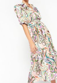 Kolorowa długa sukienka z żywym wzorem paisley, krótkimi bufkami, kołnierzykiem oraz elastycznym paskiem w talii dla swobodnego kroju.