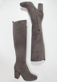 Stivali over-the-knee in suede grigio con tacco a blocco, dotati di una cerniera laterale e una finitura liscia e testurizzata.