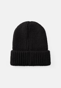 Zwarte gebreide beanie met ribbelstructuur, voorzien van een omgeslagen rand en een afgerond topontwerp. Gemaakt van dikke garen voor warmte.
