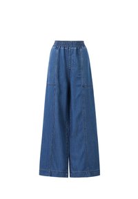Pantalons en denim à jambe large avec une taille élastique, présentant des coutures verticales et une couleur bleu moyen, fabriqués en tissu coton résistant.