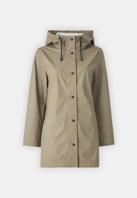 Chaqueta impermeable beige con capucha, cierre frontal a presión y cordones negros. Cuenta con dos bolsillos laterales y mangas rectas.