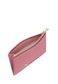 Růžová kožená peněženka s texturovaným povrchem, vybavená kováním ve zlatém tónu, vnitřním oddílem a zipovým uzávěrem.