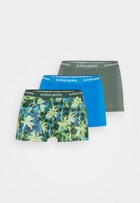Drei Paar Herrenboxershorts: eine mit grünem Palmenblattmuster, eine in einfarbigem Blau und eine in olivgrün, alle mit kontrastierenden schwarzen "BJÖRN BORG"-Bund.