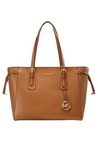 Sac cabas en cuir marron Michael Kors avec doubles anses, détails à cordon latéraux et un pendentif rond doré avec le logo MK suspendu à une anse.