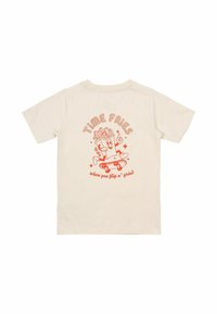 Camiseta de algodón color blanco roto con un gráfico divertido de un envase de papas fritas sonriente en una patineta. El texto dice "TIME FRIES" en color durazno.