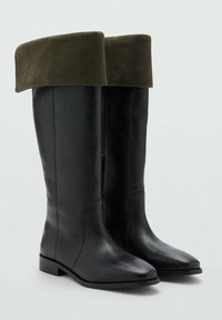 Botas de cuero negro hasta la rodilla con un ancho puño de ante verde oliva, que presentan una punta afilada y un tacón bajo en bloque, con una textura suave.