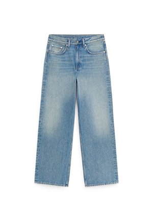 Vaqueros de mezclilla azul claro con corte de pierna recta, cinco bolsillos, cierre de botón y sutiles áreas descoloridas en la parte delantera de los muslos.