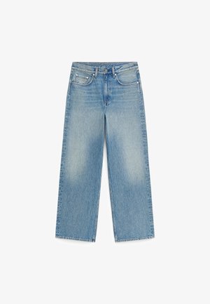 Lyseblå cowboybukser med lige ben, fem lommer, knaplukning og subtile falmede områder på forsiden af lårene.