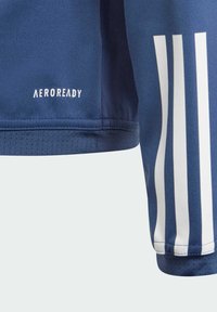 Granatowy strój sportowy z białym logo "AEROREADY", z trzema pionowymi białymi paskami, materiał odprowadzający wilgoć i teksturowanym detalem u dołu.