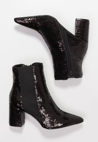 Stivali alla caviglia neri con paillettes, punta appuntita, pannelli laterali in tessuto e tacco largo, dotati di chiusura con cerniera laterale.