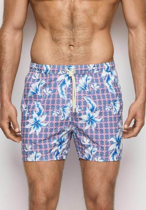 Schwimmshorts im floralen Design zeigen weiße und blaue Blumen auf einem rosa geometrischen Hintergrund. Verstellbarer Kordelzug und leichtes Material.