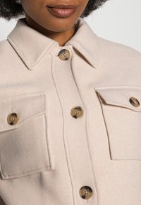 OPUS HELMENA - Casaco de verão - sweet almond