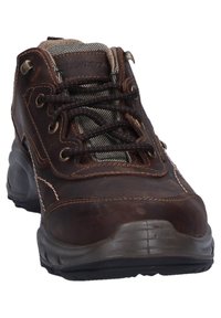 Braunes Leder-Schuh mit strukturierten Oberflächen, gepolstertem Kragen und Netz-Zunge; verfügt über dunkle Schnürsenkel, Metallösen und eine Gummisohle.