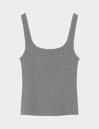 Γκρι ριγωτό ραντάκι από ύφασμα με φαρδιές τιράντες και τετράγωνη λαιμόκοψη, απεικονισμένο επίπεδα σε ανοιχτό φόντο.