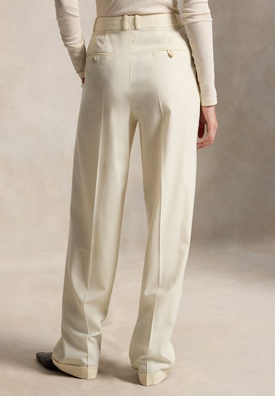 Κρεμ παντελόνια με φαρδιά γραμμή και λεία υφή, με δύο πίσω τσέπες και ζώνη με θηλιές στη μέση, με περιθώριο με αντίθετο τελείωμα.