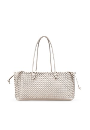 Bolso tote de cuero trenzado beige con doble asa para el hombro y detalles de cordón en cada lado, forma rectangular, base plana.