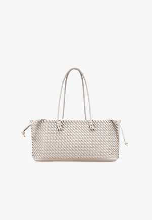 Bolso tote de cuero trenzado beige con doble asa para el hombro y detalles de cordón en cada lado, forma rectangular, base plana.