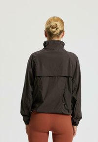 rethinkit studios TRACK  KIA - Trainingsvest - almost black