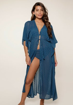 Blauer, gemusterter Kaftan mit kurzen Ärmeln und gebundenem Bund, aus leichtem Stoff gefertigt. Verfügt über eine lange, offene Vorderseite und seitliche Schlitze.