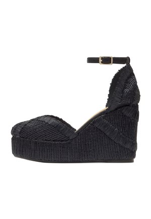 Scarpa platform con zeppa nera in tessuto strutturato, punta chiusa e arrotondata e cinturino alla caviglia con fibbia dorata.