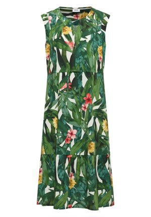 Robe sans manches longueur genou avec des feuilles vertes tropicales et des fleurs jaunes, roses et rouges sur fond blanc.
