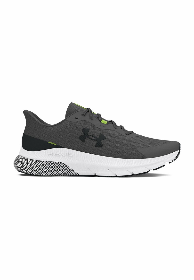 Scarpe da ginnastica grigie con un upper texturizzato, dettagli neri e suola bianca. Presentano lacci verdi e un tallone con un motivo distintivo.