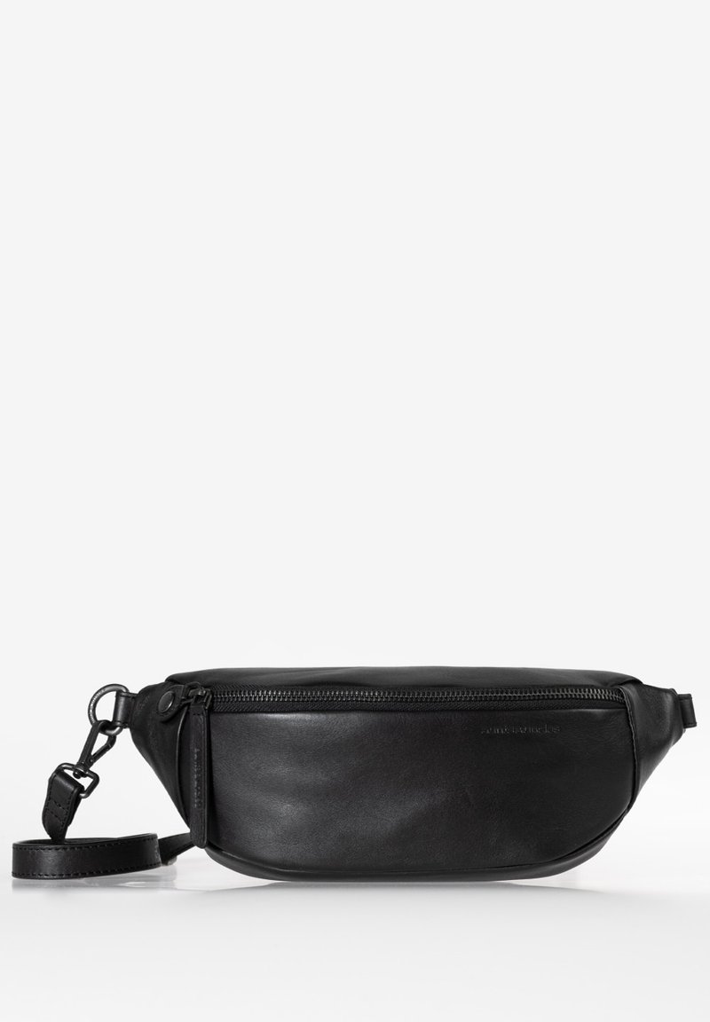Zwarte leren heuptas met een gladde textuur, ritsluiting en een verstelbare band. Geronde vorm met een subtiele reliëf logo detail.