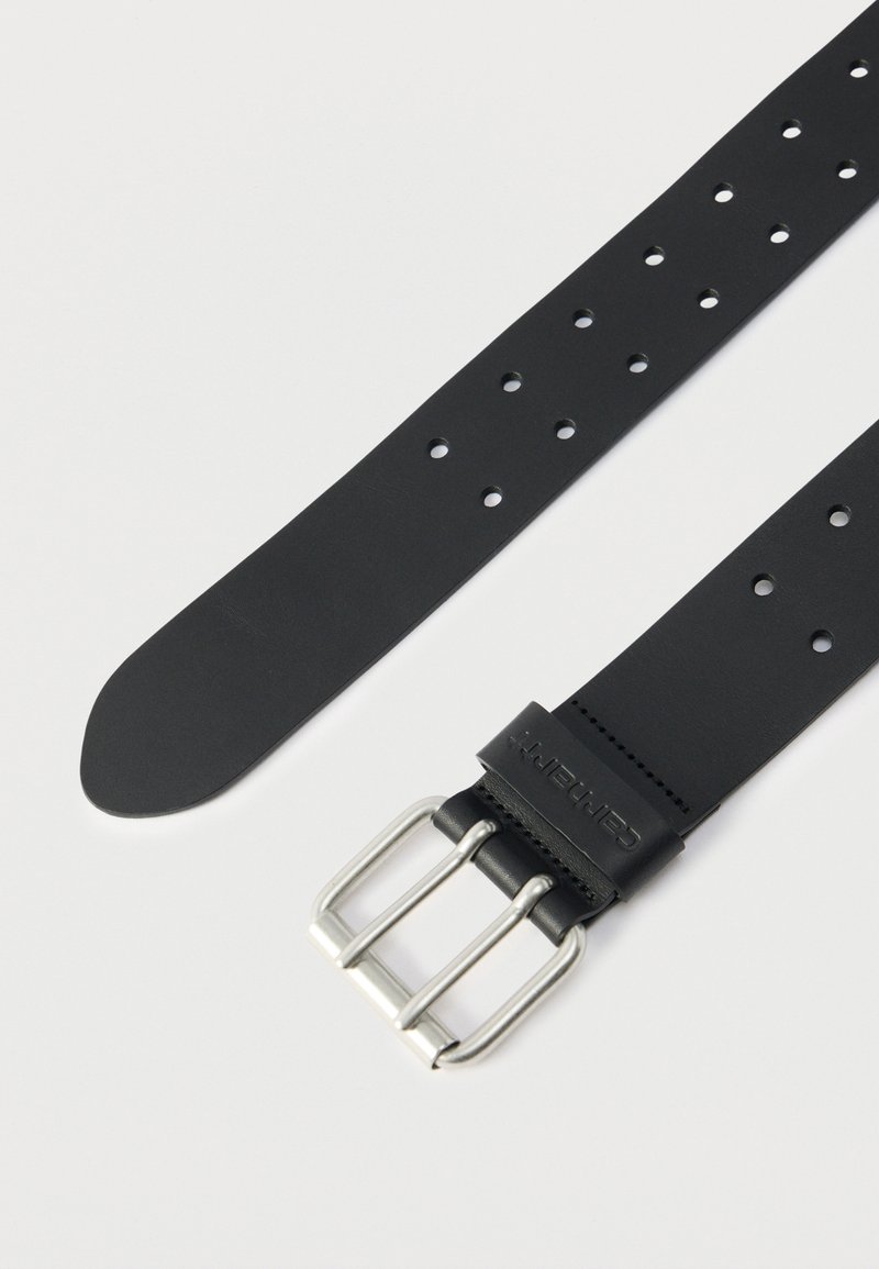 Cintura in pelle nera con fibbia in metallo argentato, dotata di numerosi fori per regolare la misura e una texture liscia. Logo del marchio impresso sulla fibbia.