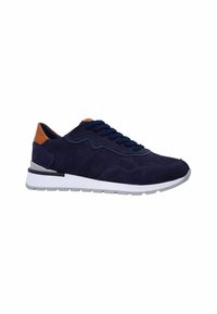 Marineblauwe suède sneaker met een bruine leren accent, witte tussenzool en geëxtraheerde rubberen buitenzool. Vetersluiting met tonale stiksels.