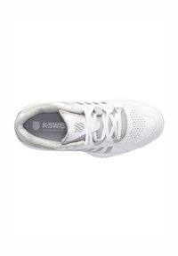 Scarpa atletica K-Swiss bianca con lacci, colletto imbottito grigio, area della punta perforata e logo del marchio sulla linguetta e sulla soletta, vista dall'alto.