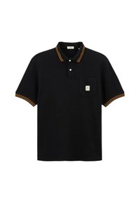 Polo-shirt noir à manches courtes avec des rayures orange sur le col et les poignets, deux boutons blancs, et une petite poche avec une étiquette sur la poitrine.