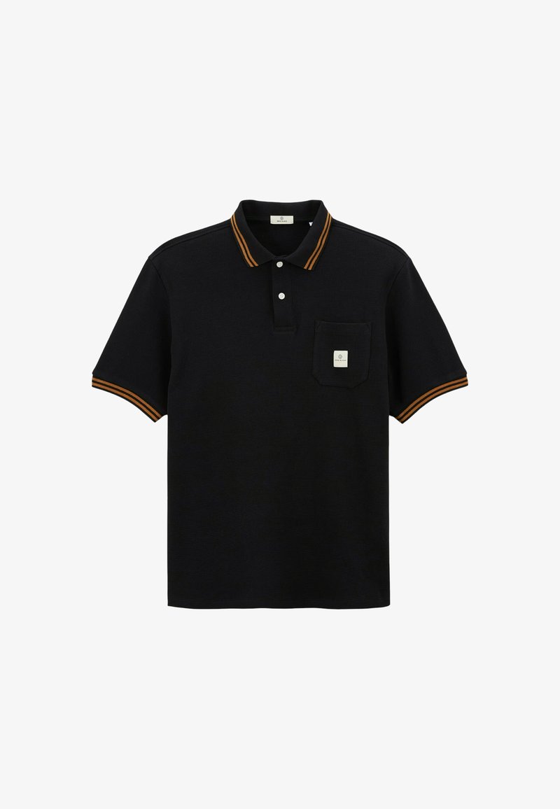Polo-shirt noir à manches courtes avec des rayures orange sur le col et les poignets, deux boutons blancs, et une petite poche avec une étiquette sur la poitrine.