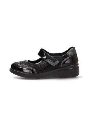Zapato Mary Jane negro con tacón cuña bajo, cierre de velcro y textura sutil de estampado animal en el material superior.