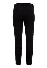 Pantalon noir au design ajusté, avec une texture de tissu lisse, deux poches arrière, et une ceinture standard avec passants pour ceinture.