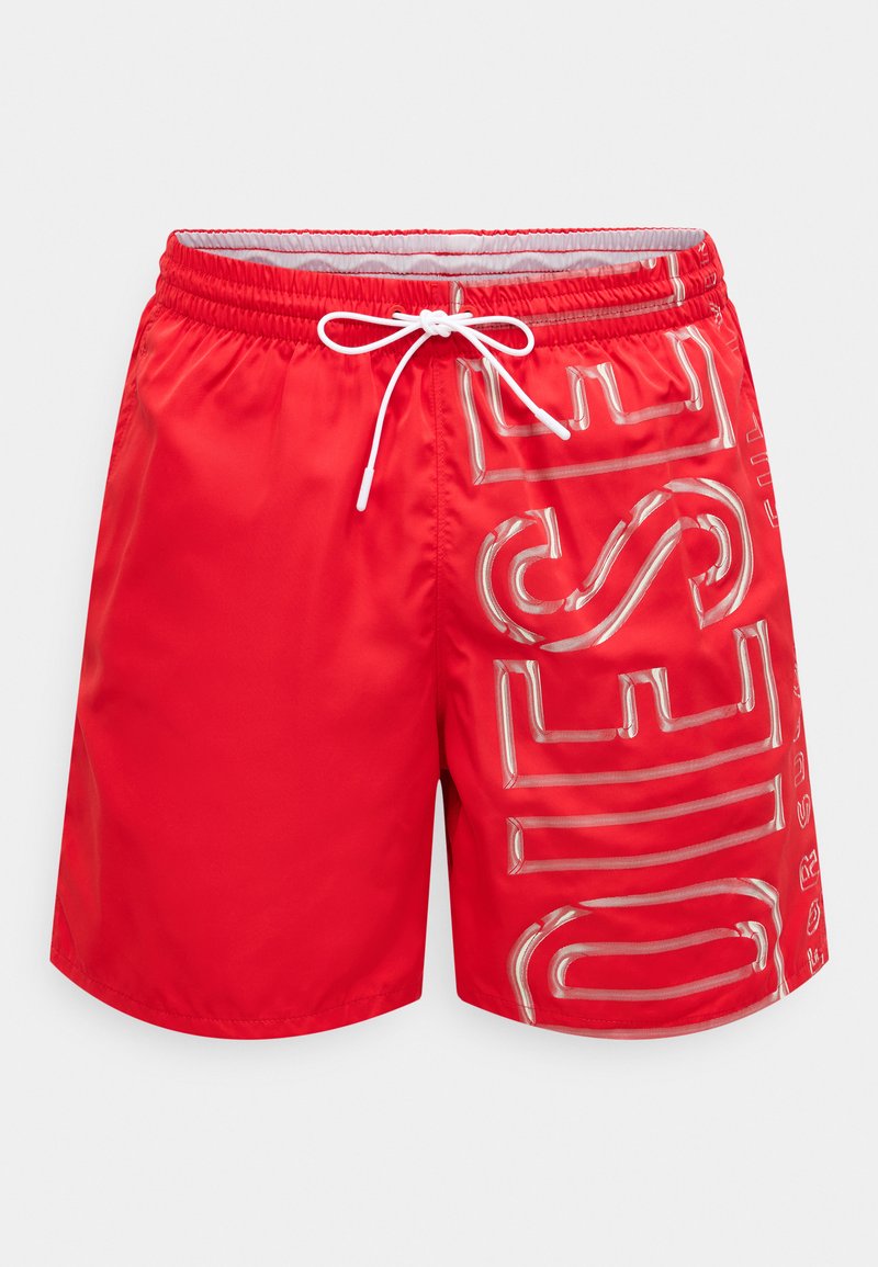 Röda badshorts av mjukt tyg, med vit dragsko och glansig silvertext längs sidan. Halvlång längd till mitten av låret och slät baksida.