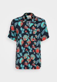 Lyhythihainen paita, jossa tummansininen tausta ja värikäs hedelmäkuvio punaisena, turkoosina ja vihreänä, klassisella kauluksella ja napituksella.