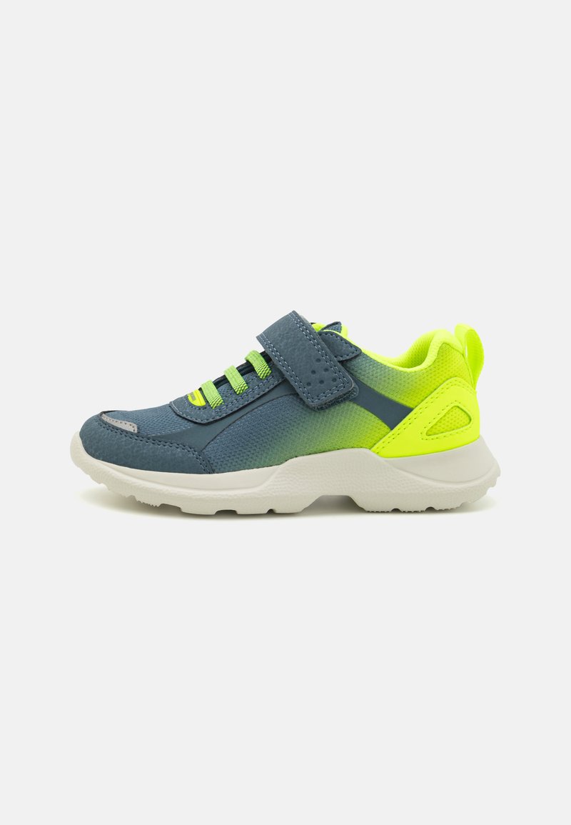 Kék és neon zöld sportcipő hálós felsőrésszel, Velcro pánttal, textúrázott részletekkel és gumitalppal. Könnyű, sportos design.