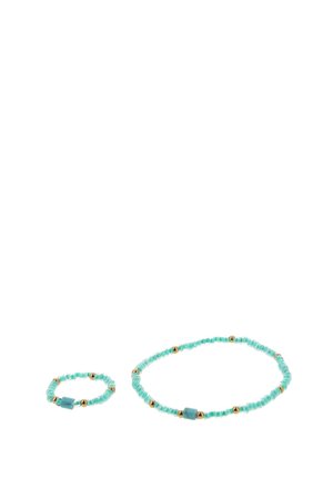 Két gyöngyös ékszer, egy kis gyűrű és egy nagyobb karkötő, türkiz és arany gyöngyökkel, fehér háttéren.