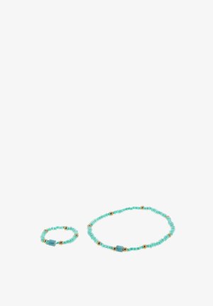 Két gyöngyös ékszer, egy kis gyűrű és egy nagyobb karkötő, türkiz és arany gyöngyökkel, fehér háttéren.