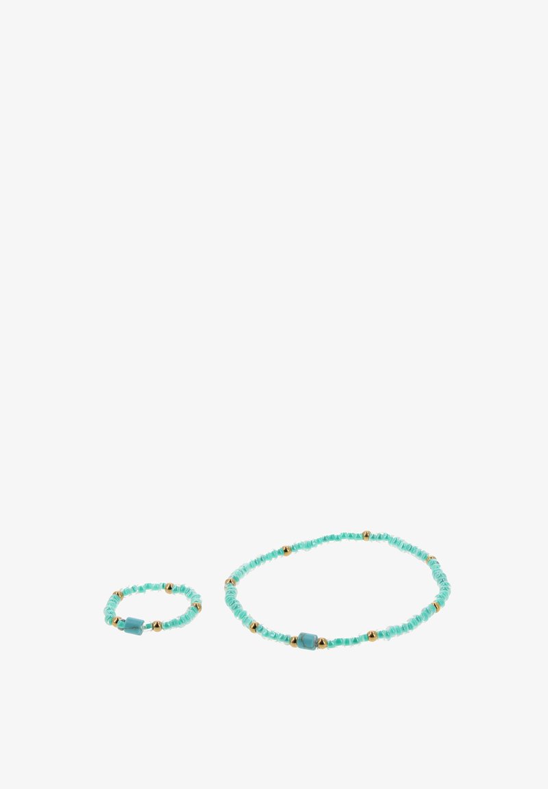 Două bijuterii cu mărgele, un inel mic și o brățară mai mare, cu mărgele turcoaz și aurii pe un fundal alb.