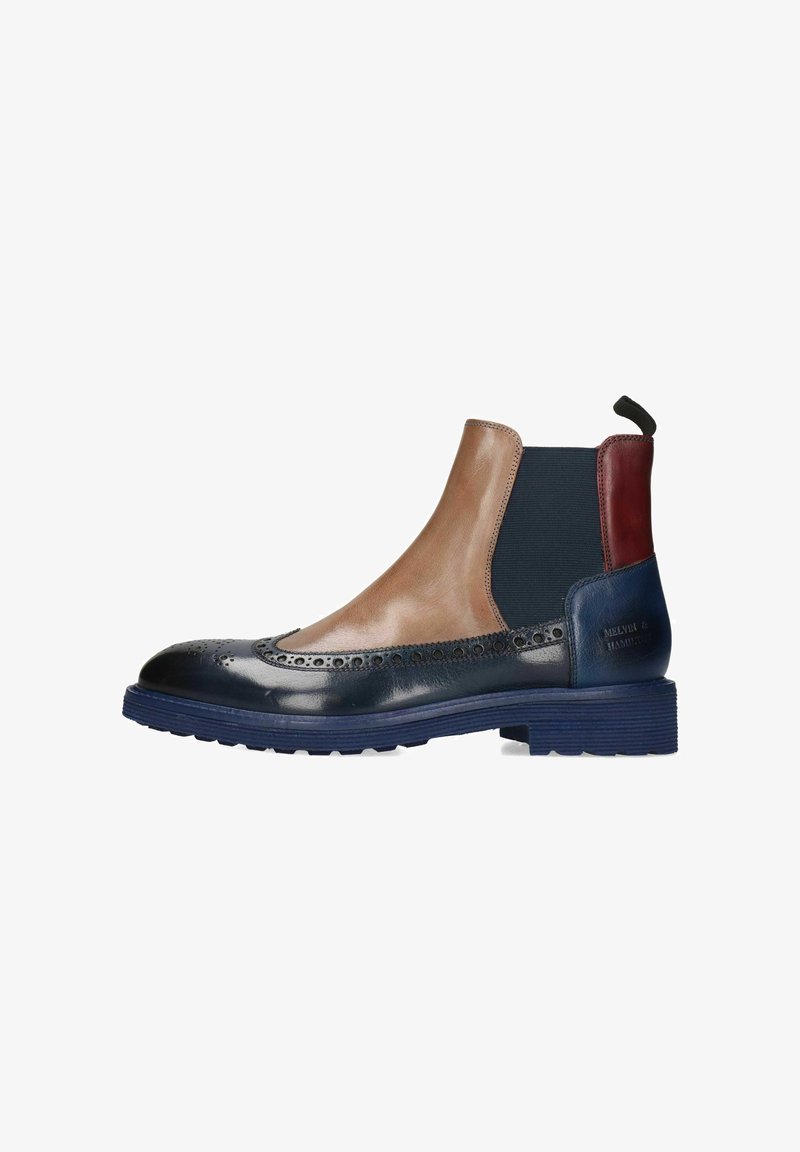 Bottines Chelsea en cuir avec un dessus marron, un capuchon bleu, une semelle bleue et des panneaux latéraux en élastique avec un accent bordeaux au niveau du talon.