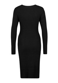 Schwarzes, geripptes Strickkleid mit langen Ärmeln, figurbetonter Silhouette und rundem Ausschnitt, das bis zur Mitte der Waden reicht. Keine sichtbaren Muster oder Verzierungen.