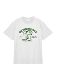 Hvid bomulds t-shirt med en grøn grafisk tryk, der viser "Colorado Springs," bjerge og en baseballspiller i vintagestil.