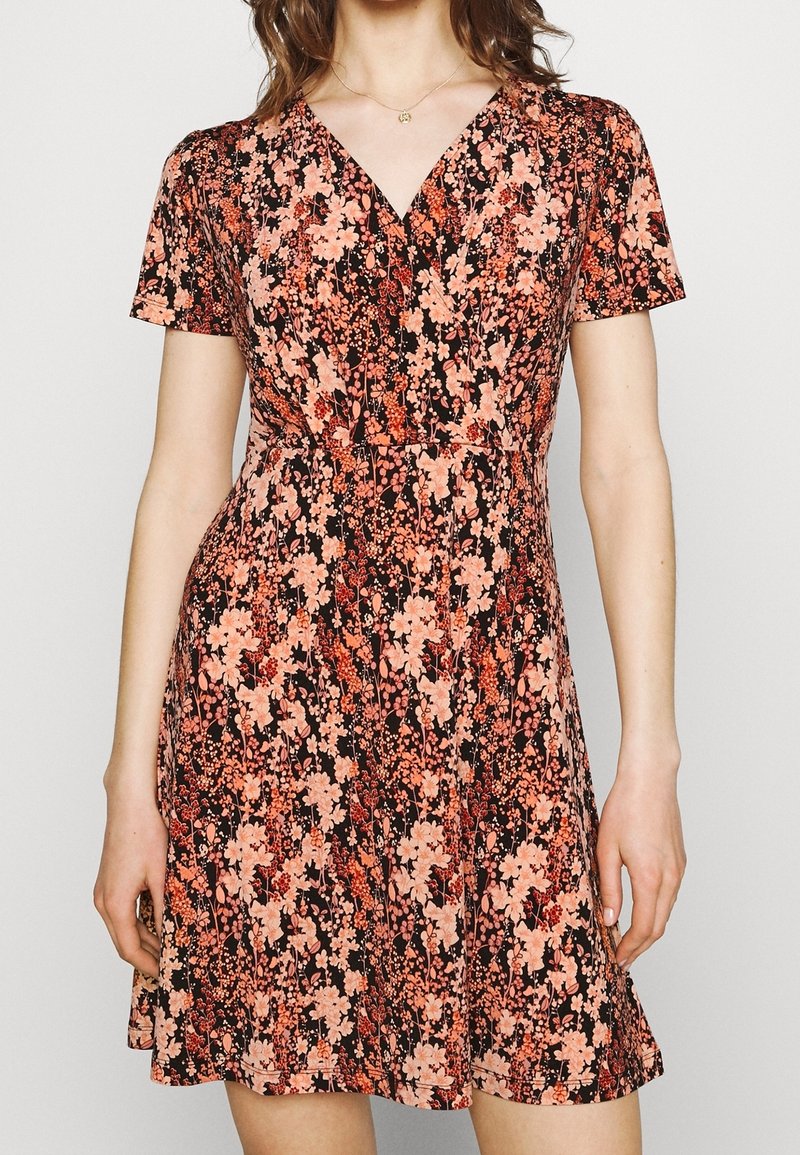Robe noire à manches courtes avec un motif floral en rose et orange. Présente un décolleté en V et une silhouette évasée en A. Texture de tissu douce.