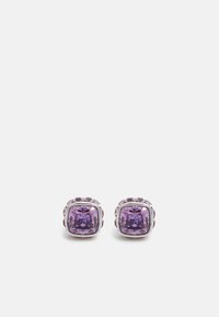 Lilla kubisk zirconia øreringer med firkantet snitt, satt i sølvfarget metall, med en teksturert bezel og prongdetaljer.
