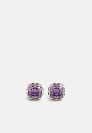 Paarse cubic zirconia oorbellen met een vierkante snit, gezet in zilverkleurig metaal, met een gestructureerde bezel en prongdetails.