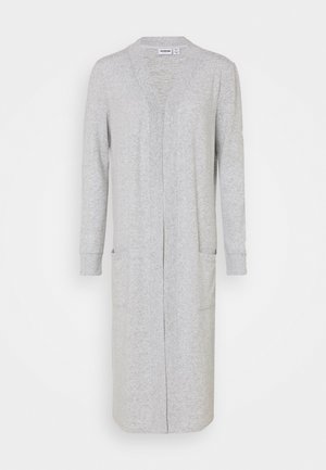 Long cardigan gris clair ouvert sur le devant avec manches longues et poches avant présenté sur fond blanc.