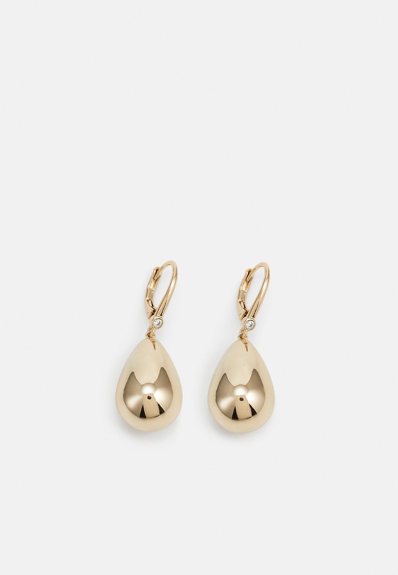 Pendientes de gota de oro con acabado pulido, que presentan un pequeño piedra transparente como acento en el gancho para un detalle adicional.